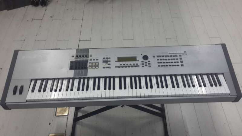 YAMAHA--MOTIF8.JPG